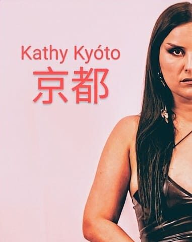 Eine Frau in einem ärmellosen dunklen Kleid sitzt neben dem Text „Kathy Kyóto“ und japanischen Schriftzeichen für Kyoto auf einem hellrosa Hintergrund.