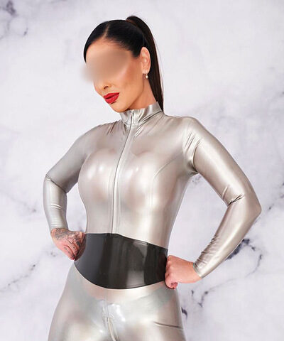 Eine Frau in einem silbernen Metallic-Outfit posiert für ein Foto.