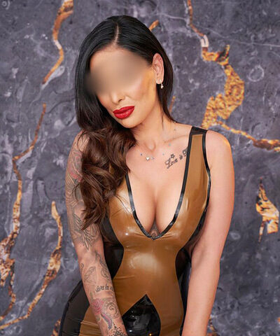 Eine Frau in einem Latexkleid posiert für ein Foto.