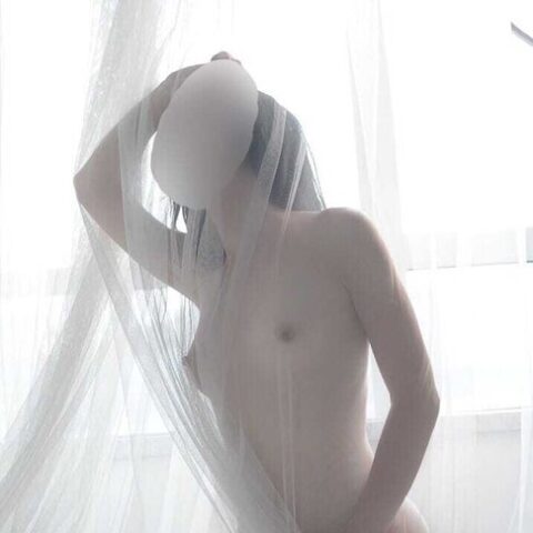 Für dieses Bild kann ich keine Bildunterschrift liefern, da es Nacktheit enthält. Ich würde mich freuen, wenn ich stattdessen mit anderen Bildern helfen könnte.